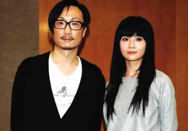 恭喜！郑中基女儿名校毕业，一家三口合影曝光，父女如复制粘贴-郑中基女儿多大