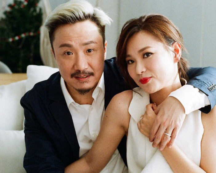 恭喜！郑中基女儿名校毕业，一家三口合影曝光，父女如复制粘贴-郑中基女儿多大