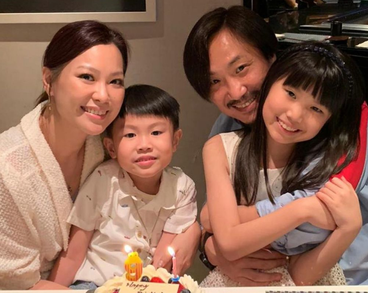恭喜！郑中基女儿名校毕业，一家三口合影曝光，父女如复制粘贴-郑中基女儿多大