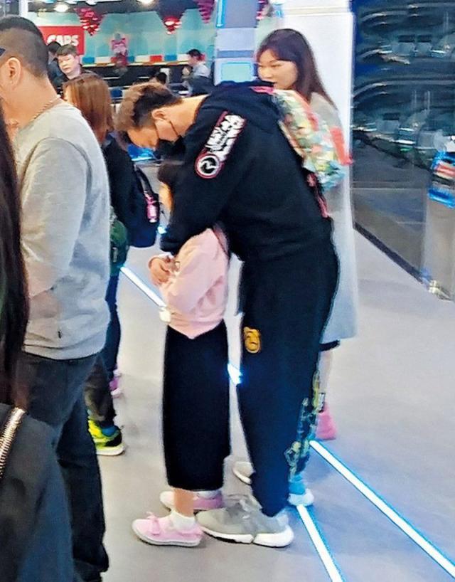 阿Sa前夫郑中基罕现身，低头亲吻女儿牵手妻子，甜蜜生活惹人慕-阿sa为什么和郑中基结婚