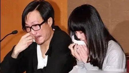 阿Sa前夫郑中基罕现身，低头亲吻女儿牵手妻子，甜蜜生活惹人慕-阿sa为什么和郑中基结婚