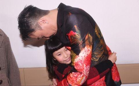 郑中基红馆开唱，三代同堂演出守岁-郑中基现场演唱视频大全播放