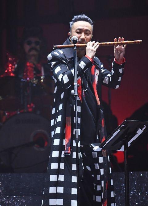 郑中基红馆开唱，三代同堂演出守岁-郑中基现场演唱视频大全播放