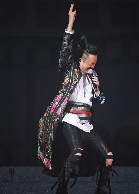 郑中基红馆开唱，三代同堂演出守岁-郑中基现场演唱视频大全播放