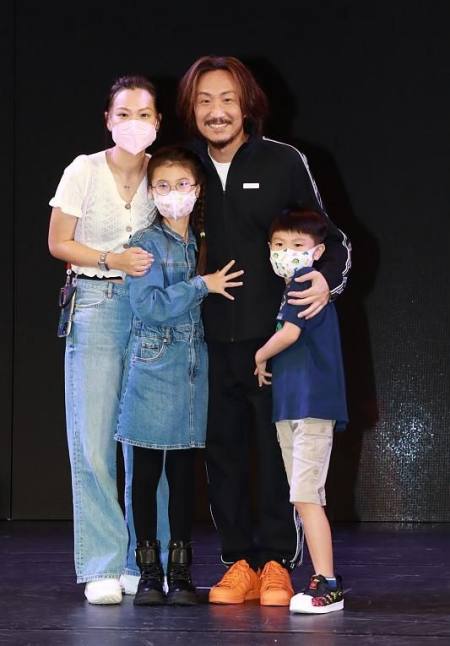 郑中基9月17日携妻子见粉丝，不及前妻阿SA漂亮，2孩子是路人脸-郑中基的妻子