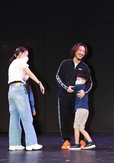 郑中基9月17日携妻子见粉丝，不及前妻阿SA漂亮，2孩子是路人脸-郑中基的妻子