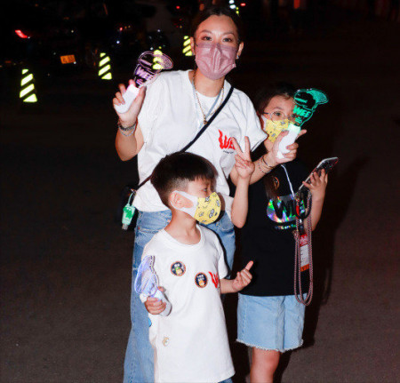 郑中基9月17日携妻子见粉丝，不及前妻阿SA漂亮，2孩子是路人脸-郑中基的妻子