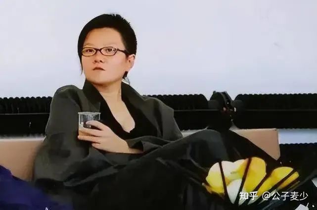 洪晃：一婚嫁美国人、二婚嫁中国人、三婚嫁法国人，61岁四婚很幸福-洪晃是中国籍吗