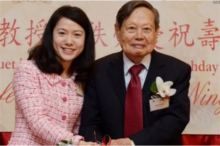 28岁的翁帆和82岁的杨振宁，相差54岁的忘年恋，真的幸福吗？-杨振宁和翁帆真的有孩子吗
