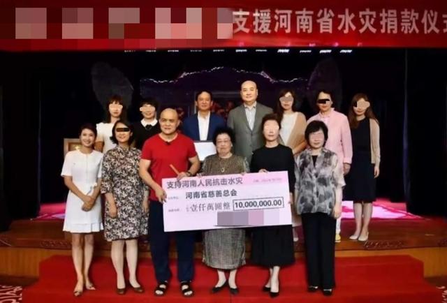 陈丽华为河南捐款1000万！老公迟重瑞站后排状态好，网友：点赞！-迟重瑞悲哀的一生