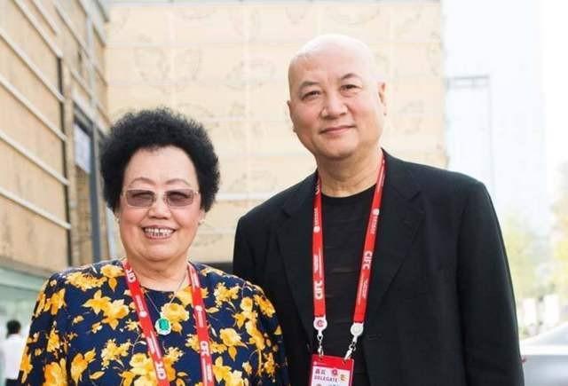 陈丽华为河南捐款1000万！老公迟重瑞站后排状态好，网友：点赞！-迟重瑞悲哀的一生