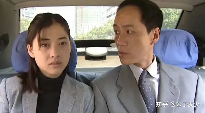 47岁梅婷素颜野外拍照！穿紧身裤打扮普通，二婚嫁给摄影师很幸福-梅婷的美颜