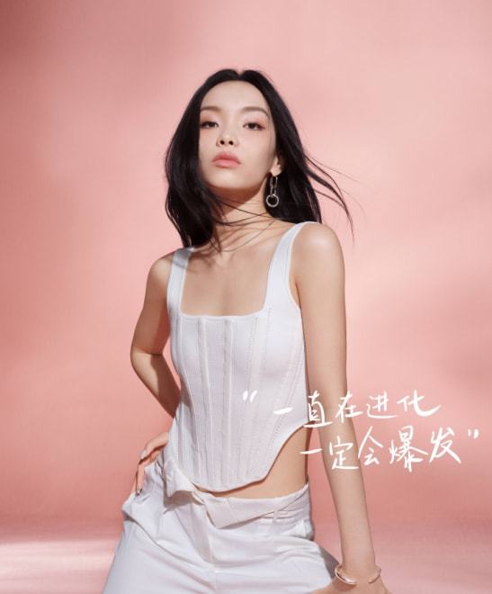 尴尬！说唱歌手刘柏辛出席《时尚先生》走红毯，露出内衣差点走光-刘柏辛中国新说唱视频
