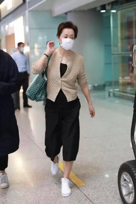 57岁的毛阿敏好接地气，“姥姥衫+买菜包”亮相机场，朴素也迷人-54岁毛阿敏近照
