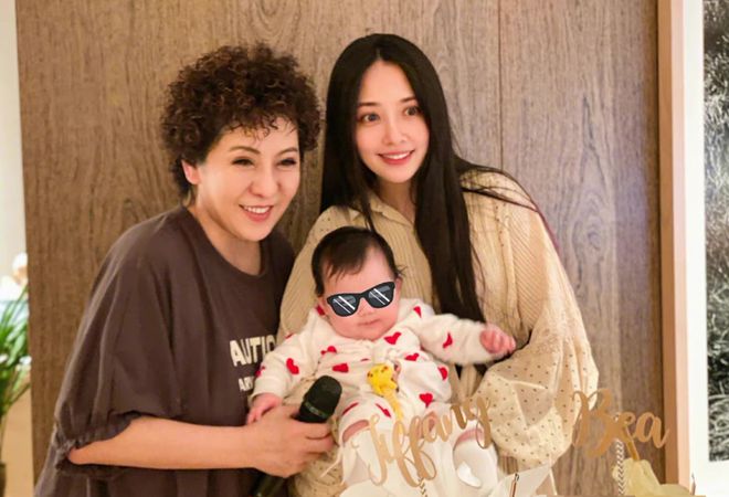 向芷被向太富养，新造型一身大牌彰显贵气，同龄人霍中怡却接地气-向芷命理