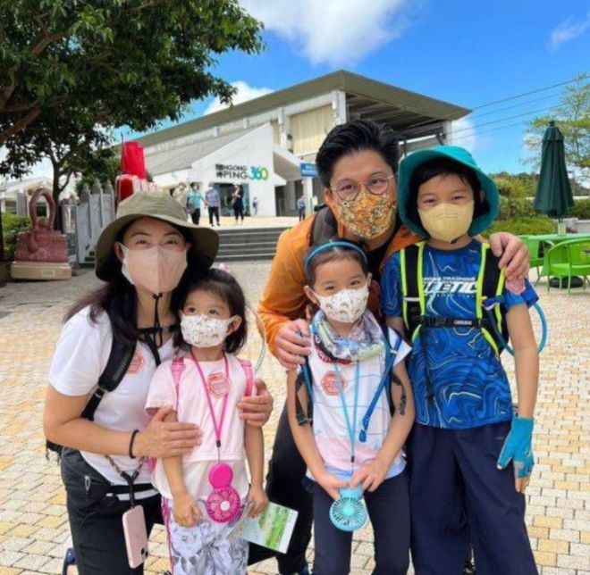 向芷被向太富养，新造型一身大牌彰显贵气，同龄人霍中怡却接地气-向芷命理