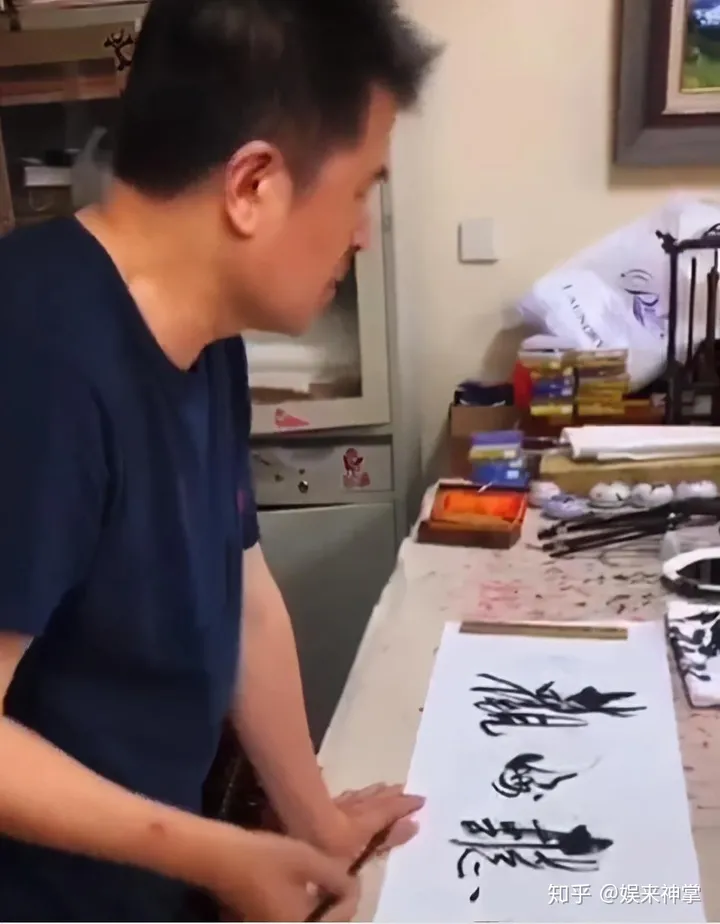 毕福剑：当红时风头无两，消失5年大变样，头发凌乱邋遢尽显落魄-毕福剑捧红的主持人