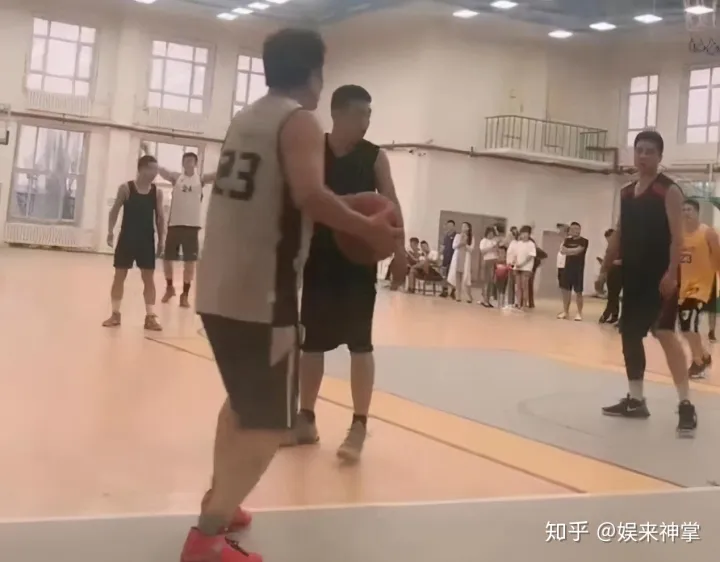 毕福剑：当红时风头无两，消失5年大变样，头发凌乱邋遢尽显落魄-毕福剑捧红的主持人