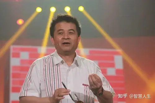 62岁毕福剑和家人合影照曝光，晚年生活舒适，离开舞台不受影响-59岁毕福剑近照