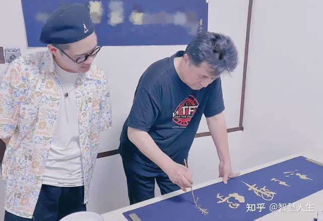 62岁毕福剑和家人合影照曝光，晚年生活舒适，离开舞台不受影响-59岁毕福剑近照