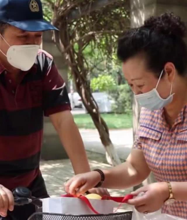 毕福剑近况曝光，身体发福无往日风采，戴帽子口罩难掩沧桑-毕福剑的现在情况