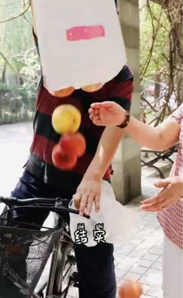 毕福剑近况曝光，身体发福无往日风采，戴帽子口罩难掩沧桑-毕福剑的现在情况