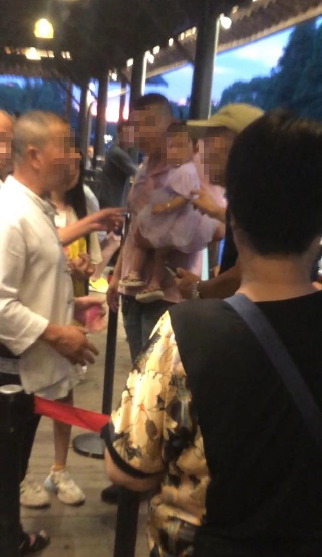 未满1岁孩子乘坐游船也要买票？乌镇景区回应-不到一岁小孩坐飞机要买票吗