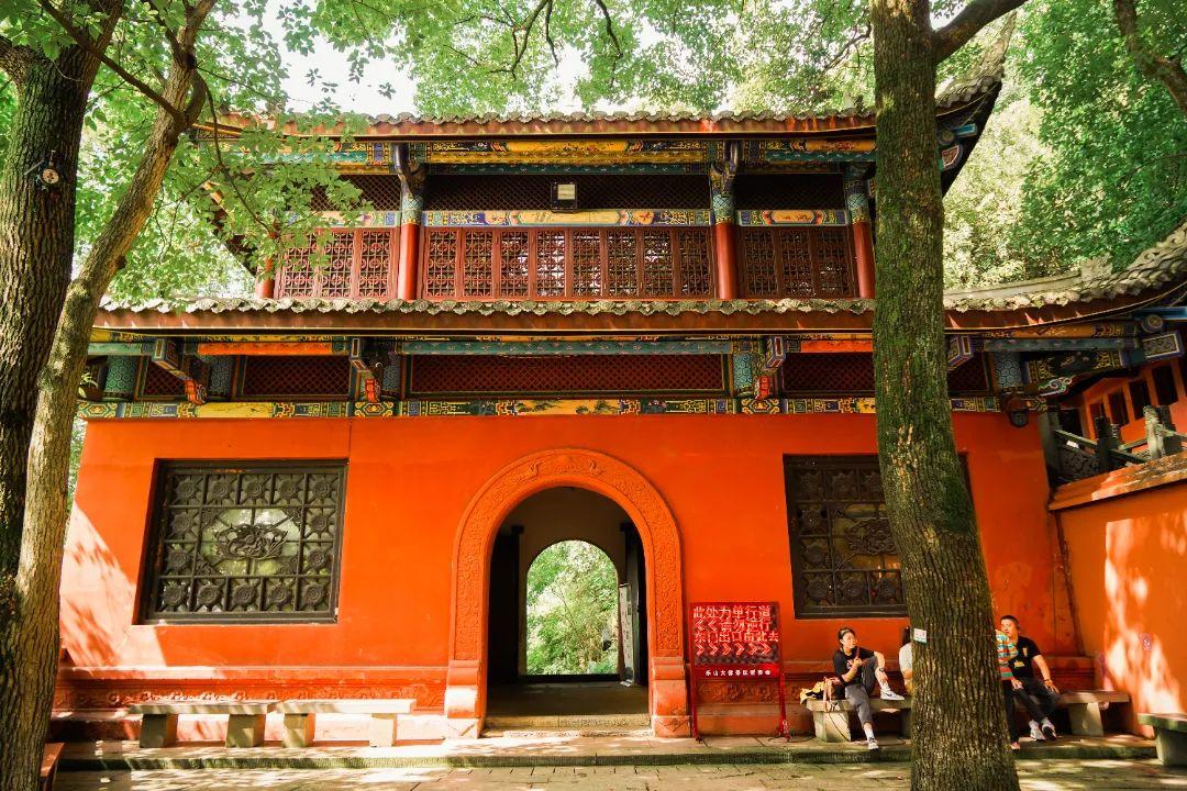 乐山大佛，一个让你流连忘返的地方！-乐山大佛的具体位置在哪