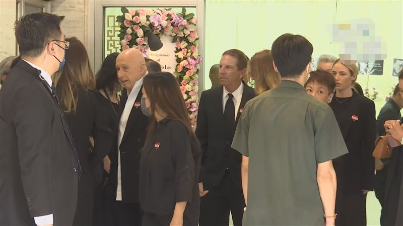 李玟出殡现场哭成一片，甄妮扶灵强忍泪水，乐裕民被骂后神隐消失-歌星李玟
