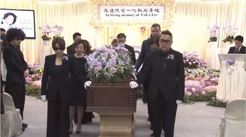 李玟出殡现场哭成一片，甄妮扶灵强忍泪水，乐裕民被骂后神隐消失-歌星李玟