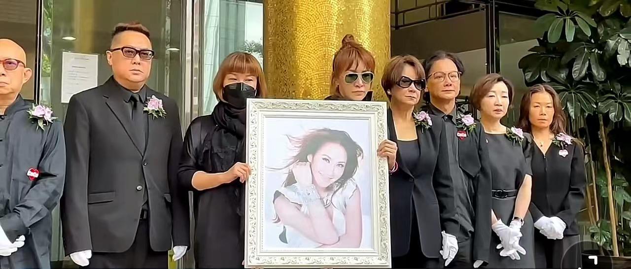 李玟出殡现场哭成一片，甄妮扶灵强忍泪水，乐裕民被骂后神隐消失-歌星李玟