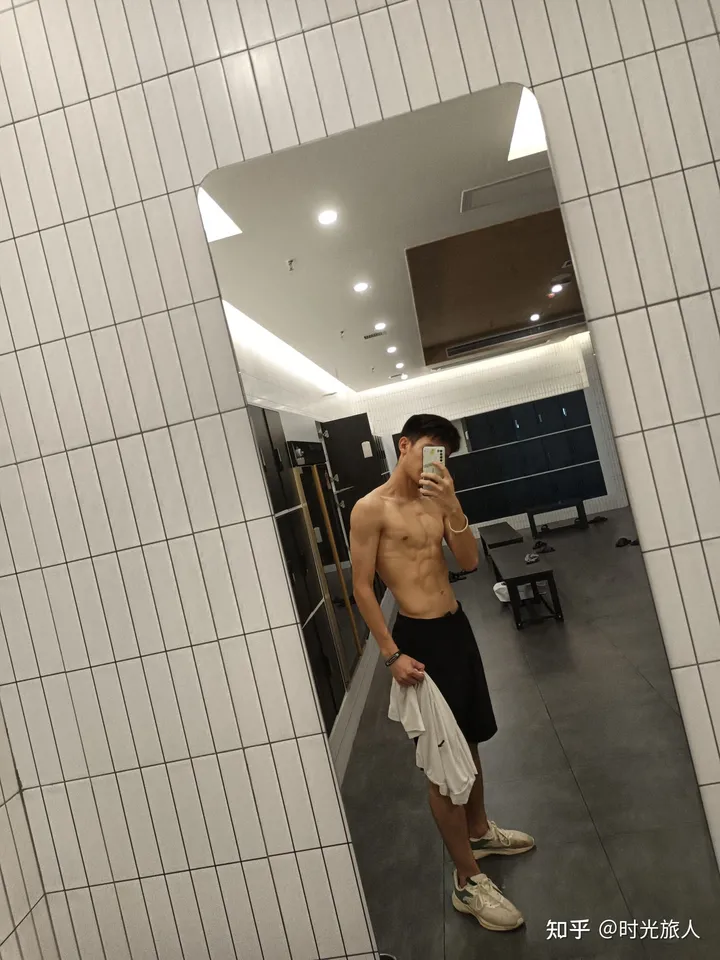 我十七岁接触足球一年半，平时都是和朋友踢，在本地进行过半正规训练，现在想走职业足球这条路，还有机会吗?-17岁足球