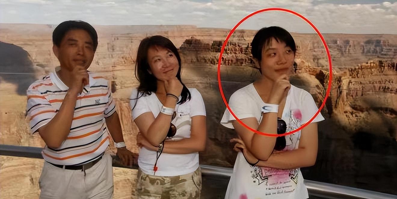 一次成都太古里街拍，实锤董小姐和胡老板，两人之间到底有什么？-成都太古里街拍 网红是谁