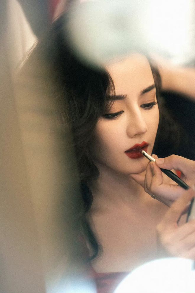 迪丽热巴美得不可方物，红唇大眼演绎复古美人，一颦一笑都很养眼-迪丽热巴眼睛形状