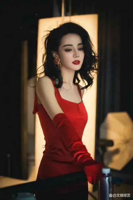迪丽热巴晒红裙卷发造型，美艳动人的身姿，攻破外界“怀孕”谣言-迪丽热巴红裙子什么牌子