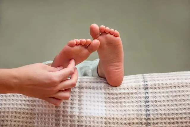 脚底的哪个部位最怕痒？怎么自己挠就没那么痒了呢？-脚底怕痒怎么回事