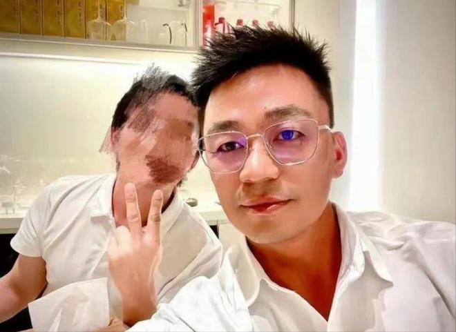 王宝强曝近照气质大变，40岁资产惊人，携女友开大奔生活滋润