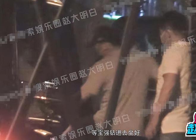 王宝强曝近照气质大变，40岁资产惊人，携女友开大奔生活滋润