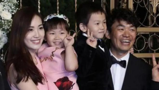 王宝强曝近照气质大变，40岁资产惊人，携女友开大奔生活滋润