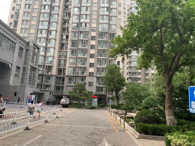 王宝强曝近照气质大变，40岁资产惊人，携女友开大奔生活滋润