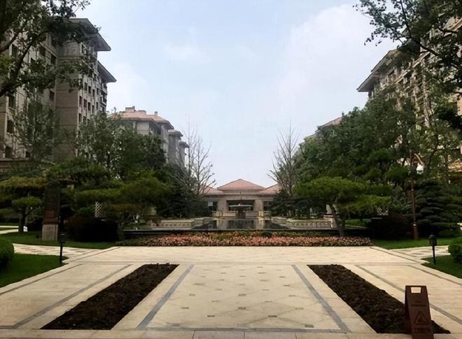 王宝强曝近照气质大变，40岁资产惊人，携女友开大奔生活滋润