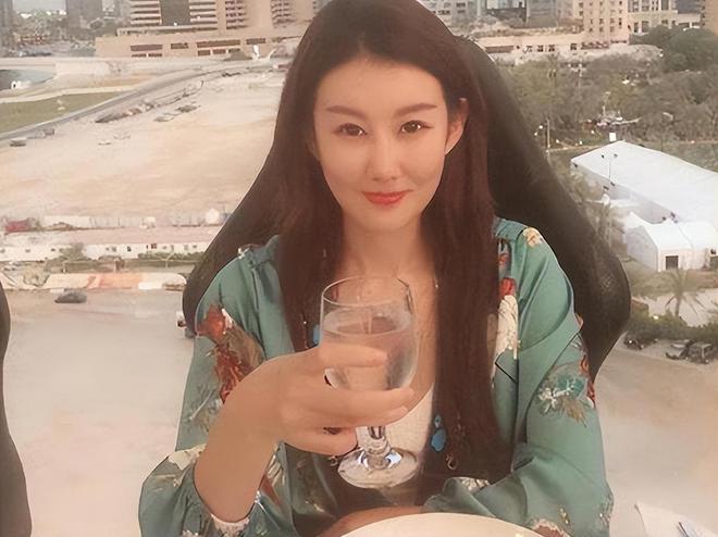 王宝强曝近照气质大变，40岁资产惊人，携女友开大奔生活滋润