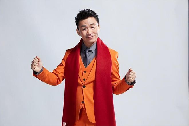 王宝强曝近照气质大变，40岁资产惊人，携女友开大奔生活滋润
