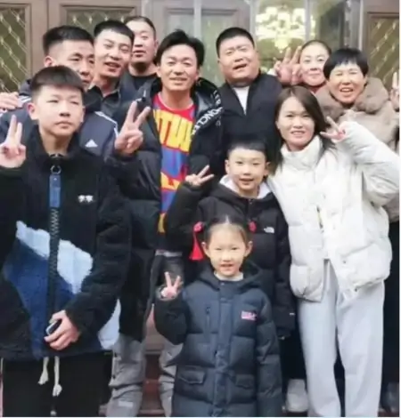 王宝强回村过年啦！和村民拍那么多合影，也真难为宝强了！-王宝强回乡照片
