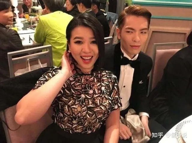 萧敬腾和经纪人车内亲密举动被拍，曾多次被传绯闻，女方回应来了-萧敬腾与经纪人恋情实锤
