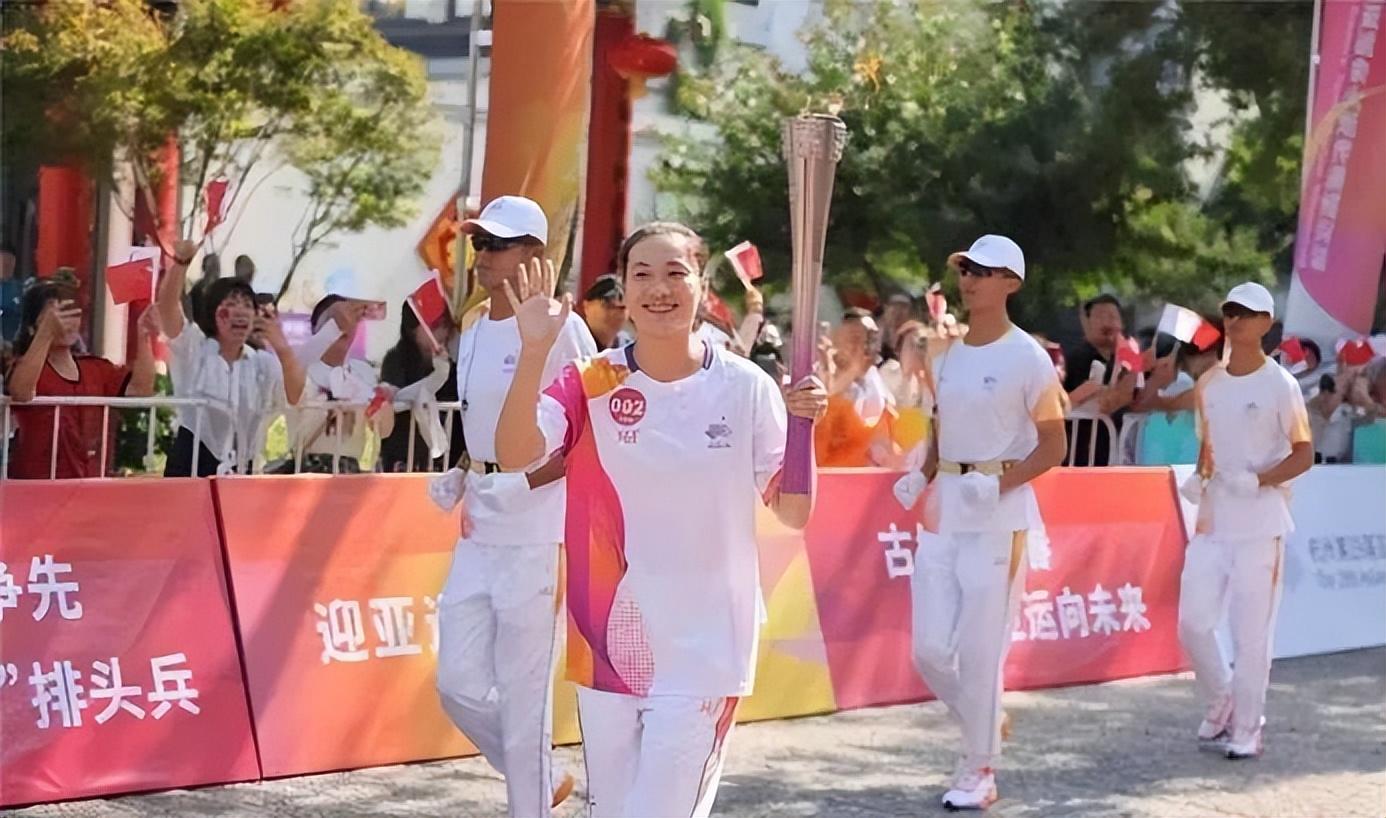 “亚洲飞人”谢震业夺金！与苏炳添齐名，迎娶跳远女王：爱情和体育一样，爱了就是一生