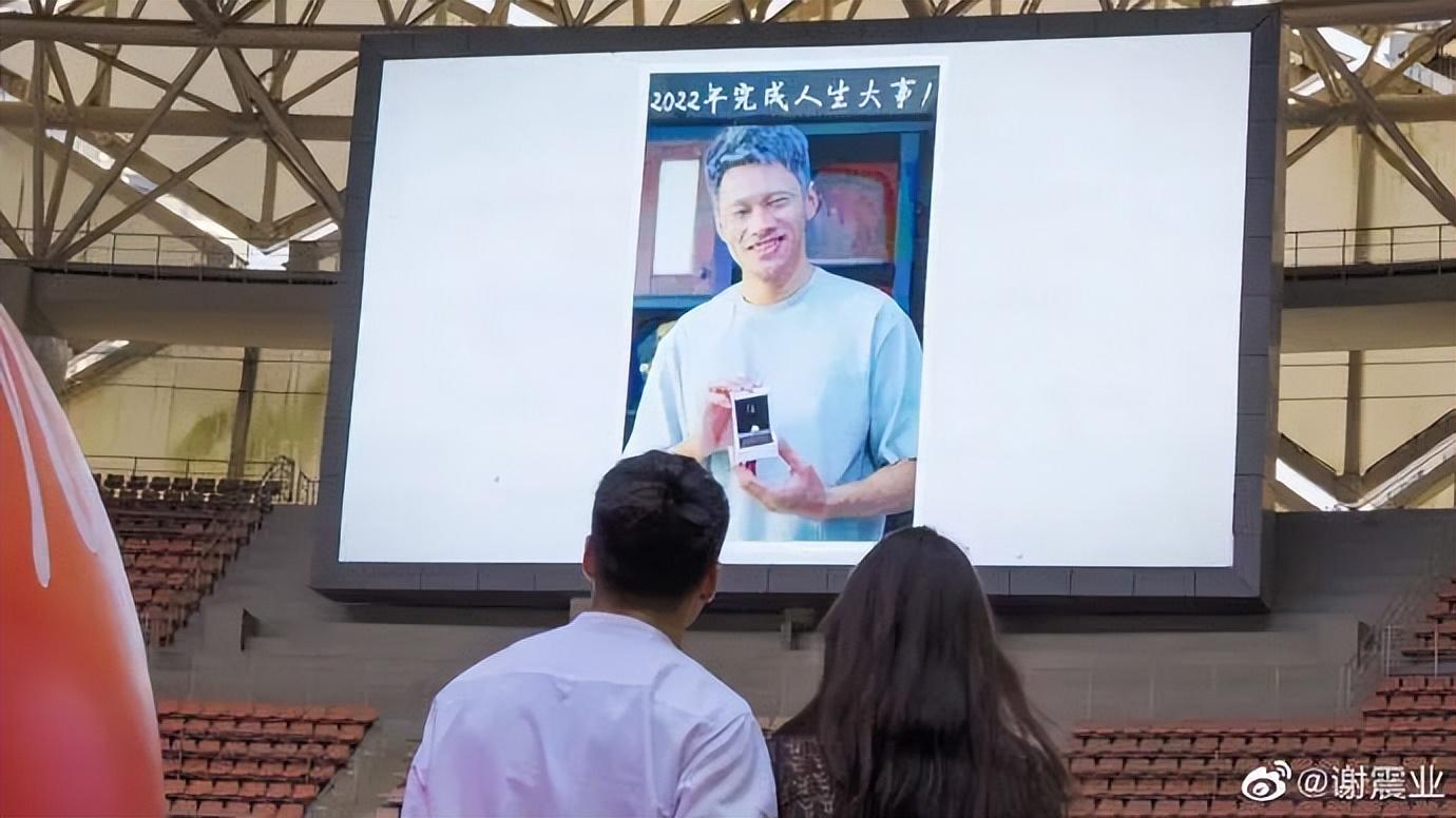 “亚洲飞人”谢震业夺金！与苏炳添齐名，迎娶跳远女王：爱情和体育一样，爱了就是一生