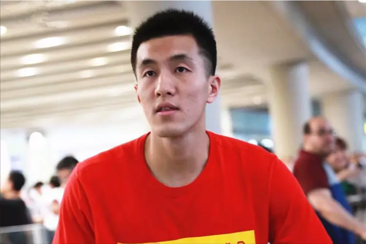 失踪郭艾伦再度惊现！晚上11点拒绝姚明召唤，球迷猜测背后原因-郭艾伦失落照片大全