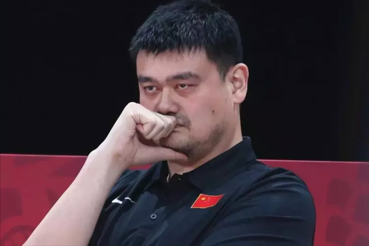 失踪郭艾伦再度惊现！晚上11点拒绝姚明召唤，球迷猜测背后原因-郭艾伦失落照片大全