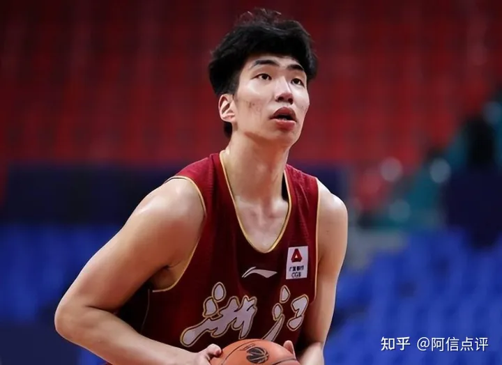 男篮亚运惹争议，周琦意外落选，2米23中锋接班，乔帅再用王哲林-中国男篮运动员周琦
